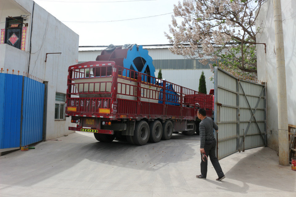隆中洗沙收受接管一体机驶出厂区大门